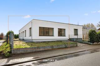 <p>Deze lichtrijke halfopen bebouwing is gelegen in de gegeerde Langelostraat in Pellenberg, op een perceel van 3a 92ca en met een bewoonbare oppervlakte van 139 m². De gelijkvloerse woning werd in 2022 volledig gerenoveerd en is dan ook instapklaar.<br /><br />De bungalow beschikt over een ruime leefruimte met keuken, een praktische berging, een kelder, een badkamer met douche, drie slaapkamers en een staanplaats voor uw wagen.<br /><br />In de rustige, zuidoost gerichte tuin met terras geniet je volop van de zon en gezellige BBQ-momenten met vrienden en familie.<br /><br />Bent u op zoek naar een instapklare gelijkvloerse woning? Maak dan vandaag nog uw afspraak via 016 229 228 of office@connect-immo.be<br />.<br />EPC: 193 kWh/m² - 2684098<br />Wg-Gdv-Gvkr-Gvv</p>