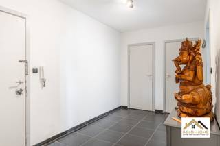 Dit ruime appartement vinden we terug op de tweede verdieping van het complex, en is te bereiken via zowel lift als trap. Je komt terecht in een riante inkomhal die alle ruimtes met elkaar in verbinding stelt. Aan de ene zijde bevindt zich een mooie leefruimte met aanpalende keuken. De grote raampartij zorgt voor veel natuurlijke lichtinval, waardoor een aangenaam ruimtelijk gevoel aanwezig is. Aan de andere zijde komen we in een nachtgang, die de twee grote slaapkamers en de badkamer met inloopdouche aan elkaar koppelt. In de inkomhal bevinden zich twee ingemaakte kasten/opbergruimtes, en extra stockageplaats is er in de grote ondergrondse garage. Het pand is gelegen op een steenworp van het centrum van Gent, met al zijn voorzieningen en uiteraard ontspanningsmogelijkheden in overvloed.Bezoekdag zaterdag 04/07: Inschrijvingen via mail naar stefan@immo-home.be, geen telefonische inschrijvingen! Volg ons op Fb en insta. Voor meer info: www.immo-home.be GRATIS SCHATTING GRATIS FINANCIEEL ADVIES