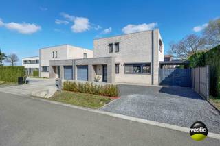 ENERGIEZUINIGE WONING MET 4 SLAAPKAMERS IN DOODLOPENDE STRAAT<br /><br />Op een uiterst rustige locatie langs de doodlopende Ruttenlandstraat treffen we deze goed onderhouden en 100% instapklare woning aan in een zeer kindvriendelijke omgeving. Het centrum van As met haar winkels, scholen en horeca zijn van hieruit zeer vlot bereikbaar net als de oprit van de E314 en de omliggende gemeentes Opglabbeek, Maasmechelen en Genk.<br /><br />De woning is energetisch klaar voor de toekomst dankzij haar A-label en is dus absoluut energiezuinig te noemen. Bovendien is de woning uitgerust met een ventilatiesysteem, zonnepanelen en 2 airco’s/inverters. Ook zijn de vloeren van de slaapkamers op de eerste verdieping recent vernieuwd en zijn er veel op maat gemaakte inbouwkasten voorzien.<br /><br />Gelijkvloers beschikt de woning over een ruim L-vormig leefgedeelte met grote raampartijen en een mooi zicht op de tuin. Hier is ook een moderne keuken geïnstalleerd voorzien van alle moderne comfort. Aanpalend is er een praktische wasruimte/keukenberging voorzien. Voorts zijn er nog een inkomhal, een gastentoilet, een inpandige garage en een gelijkvloerse slaapkamer.<br /><br />Op de eerste verdieping beschikt u vervolgens over nog 3 extra, ruime slaapkamers, een overloop en een moderne badkamer. De tuin is volledig omheind en voorzien van een carport, een tuinberging en een terrasoverkapping met glazen schuifwanden.<br /><br />Enkele TROEVEN van deze woning opgelijst:<br /><br />+ Energiezuinig: EPC A-label<br />+ Toplocatie in doodlopende straat vlakbij centrum As<br />+ 4 slaapkamers<br />+ Goed onderhouden + instapklaar<br />+ 12 zonnepanelen x 275 kWh<br />+ Ventilatiesysteem + 2 x airco/inverter<br />+ Veel ingebouwde maatkasten<br />+ Carport, tuinberging + terrasoverkapping<br />+ Overal automatische rolluiken voorzien<br />+ Regenwaterput 7.000 liter<br />+ Elektriciteit is conform<br /><br />Kortom, een energiezuinige woning met 4 slaapkamers op een uiterst rustige locatie te As. Meer info? Contacteer Maarten Delbroek via maarten@vestio.com of bel naar 0471/034804.<br /> 