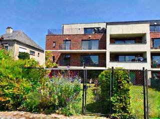 <p>MODERN APPARTEMENT MET DRIE SLAAPKAMERS IN SINT-AGATHA-BERCHEM<br />Dit verzorgd appartement van ca. 107 m² bevindt zich in een recent gebouw in Sint-Agatha-Berchem en biedt een aangename combinatie van ruimte, comfort en functionaliteit.<br />Het appartement omvat een inkomhal, een lichtrijke leefruimte met grote schuiframen die toegang geven tot het<strong> terras,</strong> een volledig uitgeruste keuken, <strong>drie slaapkamers</strong> met massieve <strong>parketvloeren</strong> en twee badkamers. De masterbedroom beschikt over een eigen badkamer. De tweede badkamer bevindt zich centraal tussen de twee overige slaapkamers, wat een praktische indeling biedt voor gezinnen of gasten.<br />Dankzij de grote raampartijen geniet de leefruimte van een aangename natuurlijke lichtinval. De keuken is uitgerust met de gebruikelijke inbouwtoestellen en biedt alle comfort voor dagelijks gebruik.<br />Het appartement maakt deel uit van een verzorgd residentieel geheel met een <strong>ruime gemeenschappelijke tuin</strong>. De groene omgeving zorgt voor een aangename woonbeleving, terwijl winkels, scholen, openbaar vervoer en belangrijke invalswegen zich in de nabije omgeving bevinden.<br />Verder beschikt het gebouw over een afgesloten gemeenschappelijke fietsenberging. Bij het appartement hoort een<strong> ondergrondse autostaanplaats,</strong> verplicht mee aan te kopen voor € 20.000.<br />Een ideale woonst voor gezinnen, koppels of wie op zoek is naar een comfortabel appartement met drie slaapkamers in een rustige en groene omgeving.<br />Vraagprijs appartement: € 365.000<br />Autostaanplaats (verplicht mee aan te kopen): € 20.000<br />Totale prijs: € 385.000</p><p><strong>**Bezoekmoment:** </strong>zondag 26 juli. Reserveer eenvoudig uw tijdslot via www.maykeverbeek.be </p>