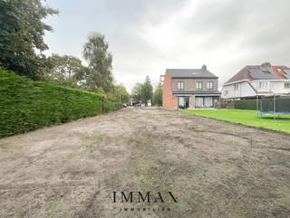 <p>Energiezuinige halfopen nieuwbouwwoning op een centrale ligging in Sint-Kruis dichtbij centrum Brugge &amp; Damme! <br /><br />Deze woning met 198m² bewoonbare oppervlakte omvat volgende indeling: ruime inkomhal met gastentoilet - bureauruimte - zeer ruime en lichtrijke leefruimte met open keuken en eetkamer - berging aansluitend aan de keuken. Op het 1e verdiep: nachthal met toilet - 4 volwaardige slaapkamers - badkamer met inloopdouche, bad en dubbele lavabo. Op het 2e verdiep: 5de slaapkamer of zolder/badkamer/dressing van 32m² te bereiken via een vaste trap. <br />Aanleg van de oprit, omheining, garage/bijgebouw en terras van 18m² inbegrepen. <br /><br />Het energiezuinig wonen zal gerealiseerd worden door middel van een lucht/water warmtepomp en zonnepanelen waardoor de woning een E-peil zal bereiken van 20 of lager!<br /><br />Troeven:<br />- Centrale ligging in een kindvriendelijke buurt (vlotte bereikbaarheid) vlakbij centrum Brugge &amp; Damme<br />- Ruim perceel van 525m² met zongerichte tuin (zuidwesten)<br />- 4 volwaardige slaapkamers<br />- Warmtepompsysteem (lucht/water) met zonnepanelen en vloerverwarming<br />- Kan volledig afgewerkt worden naar eigen wens!<br /><br />Voor verdere informatie of vrijblijvend bezoek contacteer Céline op 0476/60 60 23 of mail naar celine@immax.be</p>