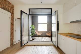 <p>PLAN UW BEZOEK VIA VOLGENDE LINK: https://listed.mijnhuurprofiel.be/whise/7584726<br /><br />Droomt u ervan om te wonen op het meest bruisende stukje van Antwerpen? Dan is dit uw kans.</p>
<p>Welkom in het hart van het Zuid dé hotspot van kunst, cultuur en gastronomie. Op de tweede verdieping wacht deze stijlvolle cityloft op zijn nieuwe eigenaar. Dankzij de grote raampartijen baadt het appartement in natuurlijk licht, wat zorgt voor een warme en uitnodigende sfeer.</p>
<p>De hoge plafonds en de zichtbare bakstenen afwerking zorgen voor karakter en charme.</p>
<p>Wat ongetwijfeld een groot pluspunt is aan dit appartement, is het overdekt terras dat aansluit aan de leefruimte.</p>
<p>De open keuken en moderne badkamer zijn volledig uitgerust en afgewerkt volgens de nieuwste trends, volledig instapklaar.</p>
<p>Het ganse gebouw werd in 2020 volledig gerenoveerd.</p>
<p>Huurprijs: €1050/maand<br />Gem kosten: 60,00 inc water<br />Beschikbaarheid: onmiddellijk</p>
<p>Interesse?<br />Contacteer LISTED vandaag nog voor een bezoek: +32 3 283 51 51</p>