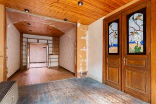 In een rustige en gezellige woonstraat in Wilrijk bevindt zich deze te renoveren gezinswoning met een bewoonbare oppervlakte van ca. 202 m² en een uitzonderlijk ruime, zuidoostgerichte tuin van ca. 155 m². <br /><br />Dankzij de centrale ligging nabij winkels, scholen, openbaar vervoer, Velo, de Ring van Antwerpen, de A12 en de E19 geniet u hier van een uitstekende bereikbaarheid.<br /><br />De woning dient volledig gerenoveerd te worden, maar biedt daardoor de unieke kans om alles volledig naar eigen smaak en wensen in te richten. Met haar ruime volumes zijn er tal van mogelijkheden, waaronder het creëren van 4 à 5 slaapkamers en 2 badkamers.<br /><br />De diepe tuin vormt een absolute meerwaarde en biedt volop ruimte om te genieten van rust, groen en privacy. Een ideale opportuniteit voor wie op zoek is naar een woning met karakter, potentieel en de mogelijkheid om een echte thuis op maat te realiseren.<br /><br />Opgelet: de woning wordt verkocht via een beperkte verkoopperiode. De verkoper neemt een beslissing over de ontvangen biedingen op 22 juni.<br /><br />Stedenbouwkundige inlichtingen: in aanvraag.