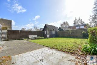 Te renoveren bel-etagewoning in rustige doodlopende straat op toplocatie<br /><br />Deze bel-etagewoning is gelegen in een rustige, doodlopende straat en geniet van een uitstekende ligging, vlak bij invalswegen, station en scholen.<br />Op het gelijkvloers bevinden zich een ruime berging, een volwaardige garage met elektrische sectionale poort en een praktische wasplaats die eveneens als extra slaapkamer kan dienen. Via de garage en veranda heeft men rechtstreeks toegang tot de zuidgerichte tuin met ruim terras, ideaal om in alle rust van het buitenleven te genieten.<br />De eerste verdieping omvat een gastentoilet en een lichtrijke leefruimte met aangenaam zicht op de tuin. Aansluitend bevindt zich de ruime keuken met eetplaats.<br />Op de tweede verdieping bevinden zich drie volwaardige slaapkamers en een badkamer, uitgerust met ligbad/douche en lavabo.<br /><br />- Stedenbouwkundige inl. in aanvraag<br /><br /><strong>BEZOEKMOMENT ZATERDAG 04/04 VAN 14U TOT 15.30U |<br /><u>Reserveer</u> tijdig uw bezoek! via 050 550 750 of info@perspectiefvastgoed.be</strong><br /> 