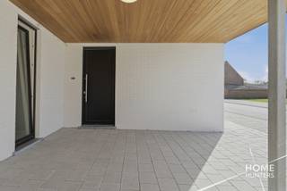Ruimte, comfort én energiezuinigheid? Deze woning heeft het allemaal.<br /><br />In Residentie Poorterhof stellen we u deze verrassend ruime woning voor met 3 slaapkamers, garage, tuin en een bijzonder aangename leefruimte.<br /><br />Op het gelijkvloers geniet u van een lichtrijke leefruimte van ca. 47 m² met open keuken en kookeiland. Verder zijn er een praktische berging/wasplaats, een ruime garage met elektrische poort en een gezellige tuin met terras.<br /><br />De eerste verdieping omvat 2 slaapkamers, een ruime badkamer met ligbad, inloopdouche en dubbel lavabomeubel, plus een apart toilet. Op de tweede verdieping bevindt zich de royale master bedroom met extra berging.<br /><br />Ook energetisch zit u hier uitstekend: EPC A, 7 zonnepanelen, vloerverwarming en een lucht-waterwarmtepomp zorgen voor modern en future-proof wooncomfort.<br /><br />Extra troeven: garage + staanplaats, conforme elektriciteit, asbestveilig en regenwaterput van 5.000 liter.<br /><br />Een bijzonder complete woning voor wie comfortabel en energiezuinig wil wonen.<br /><br />Extra interessant: aankoop aan 2% registratierechten mogelijk, afhankelijk van uw persoonlijke situatie, indien u dit jaar nog aankoopt.
