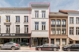Bent u op zoek naar een zorgeloze vastgoedinvestering met een uitstekend rendementspotentieel en een minimaal risicoprofiel? Dit schitterende, multifunctionele gebouw (handelspand met bovenliggende woonst) in de historische en commerciële kern van Lier biedt de perfecte synergie tussen commerciële zichtbaarheid en residentieel comfort.<br /><br />🌟 Waarom dit de ultieme investering is:<br />* AAA-locatie met topvisibiliteit: gelegen in de bruisende Rechtestraat, dé winkel- en wandelas in het historische centrum van Lier. Een toplocatie met een constante stroom van passanten en een zeer hoge esthetische en culturele waarde.<br /><br />* Uitzonderlijke energiescore (EPC Label B): waar veel historische panden kampen met energielabels E of F en zware renovatieverplichtingen, blinkt dit pand uit met een energiescore B (slechts 139 kWh/m² jaar). Dit betekent: geen renovatieplicht, lagere lasten en een onmiddellijke voorsprong op de markt!<br /><br />* 100% Instapklaar & technisch perfect:<br />- elektriciteit: volledig conform goedgekeurd<br />- asbestveilig: het pand beschikt over een officieel asbestveilig attest.<br />- flexibele rendementsstromen: dankzij de slimme indeling leent het pand zich perfect voor een combinatie van een bloeiende handelszaak/kantoor op het gelijkvloers en een comfortabele, royale woonst (totale oppervlakte ca. 179 m²) op de bovenliggende verdiepingen. Dit biedt de mogelijkheid tot dubbele verhuur of een unieke 'work-live' combinatie.<br /><br />💼 Beleggersprofiel:<br />Dit pand is een droom voor de defensieve én de rendementsgerichte investeerder. Dankzij de uitstekende staat van onderhoud, de conformiteit van de technieken en het gunstige EPC-label hoeft u hier de komende jaren geen grote kapitaalsuitgaven te verwachten. U koopt puur, onmiddellijk rendementspotentieel op een absolute toplocatie.<br /><br /><br />Uiteraard is dit pand ook perfect voor mensen die fijn werken en mooi leven willen combineren in de heerlijke, historische binnenstad van Lier!<br /><br />📐 Indeling & uitrusting:<br />Gelijkvloers: ruim handelspand met grote etalage, uitgerust met moderne technieken waaronder een hoogwaardig ventilatiesysteem en airconditioning (voorzien op alle verdiepingen). Berging voor fietsen.<br />Bovenliggende verdiepingen: comfortabele residentiële unit met aparte functionele ruimtes, modern uitgeruste nutsvoorzieningen en aparte airco-units per verdiep voor een optimaal leefklimaat.<br />Eerste verdieping: volledig uitgerust keuken, ruime en lichte leefkamer en zonnig terras.<br />Tweede verdieping: master bedroom met ingemaakte dressing/kastenwand en badkamer met douche én bad.<br />Derde verdieping: twee supergezellige kinderkamers en open bureauruimte.<br /><br /><br />Mis deze unieke opportuniteit in het centrum van Lier niet en bel ons snel even, dan gaan we samen even kijken!<br /><br /><br /><strong><em>Voor interactieve grondplannen met foto’s, ga naar www.wijns.be en klik op de knop “virtueel bezoek”. Ook alle documenten vind je daar.</em></strong><br /><br /><strong><em>Info & afspraak: Thomas Gilliams - </em></strong>☎<strong><em> 0473/11 44 44 - </em></strong>✉<strong><em> thomas@wijns.be</em></strong><br /><br />