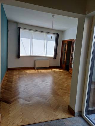 Ruime woning met garage

Deze woning met veel potentieel is gelegen te Marke in een rustige straat nabij centrum.
Totale bewoonbare oppervlakte van maar liefst 251 m2.
De woning beschikt over 4 ruime slaapkamers met eigen douche. 
Verder een ingerichte keuken en mooi salon met parketvloer.
Ruime garage met automatische poort en gezellig terras.