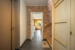 <strong>Instapklare woning met 4 slaapkamers op een perceel van 865 m²<br /></strong>4 slpks I zonnepanelen I EPC B I recent vernieuwd<br /><br /><strong>Zeer gunstig gelegen</strong> in een rustige verkaveling maar vlakbij het centrum met winkels, scholen en openbaar vervoer en met een vlotte bereikbaarheid naar omliggende gemeenten en NL<br /><br />Deze instapklare en energiezuinige woning werd <strong>in 2020 grotendeels vernieuwd </strong>en bestaat uit een inkomhal met vestiaire, een ruime en lichte leefruimte met vloerverwarming en een gezellige palletkachel en kijkt uit op groen. De ruime recente keuken werd ingericht met een groot gasvuur, een dampkap, twee combi-ovens, een koelkast en vaatwasser en geniet van heel wat kastruimte. Aansluitend hieraan een grote en handige berging en koele en droge voorraadkelder. Verder een gastentoilet, wasplaats/berging met aparte douche en een inpandige garage met automatische poort. <br /><br />Op de eerste verdieping treffen we <strong>4 </strong><strong>slaapkamers</strong> op een mooie tegelvloer en een recente en lichte badkamer die werd ingericht met een grote inloopdouche, een wastafel en spiegelkast en een aparte toilet op de nachthal.<br /><br />De woning werd in 2020 grotendeels vernieuwd door het plaatsen van <strong>nieuwe ramen, vloerverwarming beneden, badkamer boven, een nieuwe verwarmingsketel, keuken, vloeren en elektriciteits aanpassingen. </strong><br /><br />Deze aangename hoekwoning wordt omringd door groen en beschikt eveneens over een grote aparte garage van +/- 24 m² die bereikbaar is vanuit de zijstraat<br /><br />Zij werd tevens voorzien van <strong>33 zonnepanelen met groenestroomcertificaten </strong>waardoor men een laag energieverbruik heeft. En de koper nog enkele jaren kan genieten van een teruggave.<br /><br /><strong>Bijzonderheden:</strong><br />-Recent vernieuwd 2020<br />-Kruipkelder onder de woning<br />-33 zonnepanelen met groenestroomcertificaten (<strong>EPC B label)</strong>