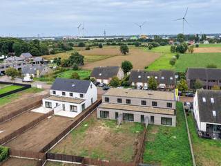 <ul>
<li>Halfopen en gesloten woningen met inpandige garage</li>
<li>Vlotte verbinding naar Gent</li>
<li>3 slaapkamers </li>
<li>BEN-woningen (E30)</li>
</ul>
<br />OMGEVING<br />Aan de rand van Gent, tussen Evergem en Belzele, realiseert Potrell een kleinschalig woonproject met 10 halfopen en 3 gesloten woningen. Deze buurt staat bekend om haar rustige, gezinsvriendelijke karakter, en biedt een uitstekende bereikbaarheid richting Gent. Scholen, winkels en openbaar vervoer bevinden zich in de nabije omgeving, wat bijdraagt aan het wooncomfort.<br /><br />INDELING<br />Het project bestaat uit drie woningtypes:
<ul>
<li>Strak en hedendaags met plat dak</li>
<li>Strak landelijk</li>
<li>Landelijk</li>
</ul>
Elke woning beschikt op het gelijkvloers over een inkomhal, toilet, inpandige garage en een ruime leefruimte met open keuken. Op de verdieping vind je drie slaapkamers, een badkamer en een tweede toilet. De woningen met zadeldak beschikken bovendien over een ruime zolder, ideaal als extra kamer of opbergruimte.<br /><br />E-PEIL<br />Alle woningen worden uitgerust met de nieuwste technieken, waaronder een warmtepomp en vloerverwarming. Zo behalen ze moeiteloos een E-peil van 30. Deze BEN-woningen (Bijna-EnergieNeutraal) garanderen een energiezuinige, duurzame en toekomstgerichte woonoplossing.<br /><br />WONING OP MAAT – JOUW WONING, JOUW STIJL<br />Maak van deze woning jouw droomhuis! Kies zelf jouw keuken, vloer en badkamer en geef de woning een persoonlijke toets. Instapklaar, volgens jouw smaak en stijl. Jij kiest – Potrell voert uit. Zo eenvoudig is het.<br /><br /><em>Prijzen exclusief kosten.</em>