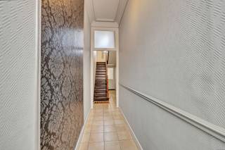 <p>Voor meer info of een bezoek, bel 053 59 49 33 - Ontdek deze <strong>ruime opbrengsteigendom</strong> bestaande uit <strong>twee duplexappartementen</strong>, ideaal als investering. Op het gelijkvloers en de eerste verdieping bevindt zich een <strong>eerste duplex</strong> met een lichtrijke woonkamer (16 m²), een gezellige eetkamer (14 m²) en een keuken van 10 m² die nog naar eigen smaak ingericht kan worden. Verder zijn er <strong>twee mooie slaapkamers</strong> van respectievelijk 22 m² en 14 m², een doucheruimte, een apart toilet en een aangename binnenplaats.</p><p><strong>De tweede duplex</strong>, gelegen op de tweede en derde verdieping, beschikt over een ruime woonkamer van 22 m² en een ingerichte keuken van 14 m². Hier vind je eveneens <strong>twee slaapkamers</strong> (13 m² en 10 m²), een doucheruimte van 9 m², een apart toilet en een grote inrichtbare zolder van maar liefst 40 m², die tal van mogelijkheden biedt. Daarnaast beschikt het pand over kelders over de volledige oppervlakte, wat zorgt voor extra bergruimte. De woning is uitgerust met <strong>PVC-ramen met dubbele beglazing</strong> en wordt verwarmd via gasconvectoren. </p><p>Het energieprestatiecertificaat bedraagt EPC-label (G) en de elektriciteit is niet conform, wat renovatiewerken noodzakelijk maakt maar tegelijk de kans biedt om het pand volledig naar eigen wensen te moderniseren.</p><p>Een eigendom met <strong>veel potentieel</strong> op een interessante ligging!</p>