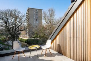 <p><span>In een rustig straatje, op slechts 1,5 km wandelen van Gent Zuid, bevindt zich dit energiezuinige nieuwbouwproject met een moderne en warme uitstraling. </span></p>
<p><span>De woning is zuidwest georiënteerd en werd doordacht ontworpen met veel lichtinval. </span></p>
<p><span>Als absolute blikvanger geniet u van een ruim dakterras met een wijds uitzicht over het water.</span></p>
<p><span> </span></p>
<p><span>ENERGIEZUINIG </span></p>
<p><span> </span></p>
<p><span>Deze woning wordt gebouwd volgens de huidige strenge bouwnormen. </span></p>
<p><span>Zo beschikt de woning over zonnepanelen, een warmtepomp, vloerverwarming, HR-dubbel glas en hoogwaardige vloer-, muur- en dakisolatie. </span></p>
<p><span>Het resultaat: EPB-score onder de 20 kWh!</span></p>
<p><span> </span></p>
<p><span>INDELING</span></p>
<p><span> </span></p>
<p><span>Gelijkvloers:</span></p>
<p><span>Inkomhal, ruime fietsenberging, toilet met lavabo, twee (slaap)kamers of bureauruimtes met toegang tot de patio en een eerste badkamer met inloopdouche.</span></p>
<p><span> </span></p>
<p><span>1ste verdieping:</span></p>
<p><span>Open keuken met kookeiland, eetplaats en praktische berging. Vanuit deze verdieping geniet u al van een mooi zicht op het water.</span></p>
<p><span> </span></p>
<p><span>2de verdieping:</span></p>
<p><span>Gezellige zithoek/salon, derde (slaap)kamer en een tweede badkamer met inloopdouche en toilet.</span></p>
<p><span> </span></p>
<p><span>3de verdieping:</span></p>
<p><span>Grote berging en een royaal dakterras met een indrukwekkend uitzicht over het water.</span></p>
<p><span> </span></p>
<p><span>AFWERKING</span></p>
<p><span> </span></p>
<p><span>De keuken kan u zelf nog kiezen met een ruim budget van 15.000€.</span></p>
<p><span> </span></p>
<p><span>TOPLOCATIE</span></p>
<p><span> </span></p>
<p><span>Rustig wonen op een bijzondere locatie vlak bij de Gentse binnenstad!</span></p>
<p><span>De P+R Ledeberg op 100 meter wandelen: 50 €/maand.</span></p>
<p><span> </span></p>
<p><span>VERKOOPPRIJS</span></p>
<p><span>Grond: 219.000 € + 12% RR</span></p>
<p><span>Constructie: 350.000 € + 21% btw</span></p>
<p><span> </span></p>
<p><span>Meer info? Bel Marianne: 0478 38 12 88 of mail marianne@cornelis-goeman.be</span></p>