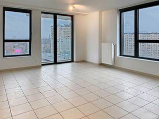 <span><strong>MOLENBEEK SAINT JEAN </strong></span>- Wij bieden u dit appartement met 1 slaapkamer van ± 63 m² op de 9e verdieping (met lift) met een prachtig uitzicht over Brussel, gebouwd in 2020. Dit appartement bestaat uit een inkomhal, een volledig uitgeruste Amerikaanse keuken, een grote lichte woonkamer die uitkomt op het terras met een prachtig uitzicht over het centrum van Brussel, een doucheruimte met aansluitingen voor een wasmachine, een apart toilet en de mogelijkheid om een parkeerplaats in de kelder te kopen voor € 25.000 (optioneel). Kosten ± 135 €/maand voor de gemeenschappelijke voorzieningen + voorziening voor gas voor warm water en verwarming (±70 €/maand). Het appartement is momenteel verhuurd, maar de huurder vertrekt op 31/10/2026, huurprijs 832 €/maand + 175 €/maand inclusief verwarming en warm water. Voldoet aan de nieuwste energienormen dankzij zijn EPC C+. IDEAAL voor een eerste aankoop (om er te wonen of om te investeren met een gegarandeerd goed rendement!). Onder tienjarige garantie. Parking verplicht. Bezoek op afspraak met ons Trevi-team: 02.340.24.73 - new@trevi.be