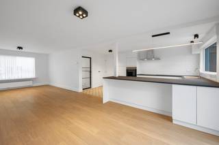 Deze recent vernieuwde woning (2020) in half-open bebouwing biedt alles voor comfortabel wonen. Met een energielabel B en een doordachte indeling...