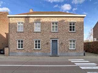 Bent u op zoek naar een representatieve en vlot bereikbare ruimte voor uw professionele activiteiten? Deze instapklare kantoor- of...