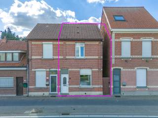 Deze woning biedt mogelijkheid voor wie op zoek is naar een betaalbare woning die verder naar eigen smaak kan worden ingericht en gemoderniseerd.<br /><br />Op het gelijkvloers bevindt zich vooraan de woonkamer, gevolgd door de keuken. Aansluitend is er een praktische ruimte met trap naar de verdieping en toegang tot de badkamer, die momenteel is ingericht met een douche en lavabo. Daarnaast is er een apart toilet.<br /><br />Op de eerste verdieping bevinden zich de slaapkamers. Via deze verdieping is ook de zolder bereikbaar, die extra bergruimte biedt.<br /><br />Achteraan beschikt de woning over een aangename tuin met terras en een aparte tuinberging en een mooi uitzicht dankzij de achtergelegen weien.<br /><br />De woning vraagt verdere opfrissing en renovatie, maar beschikt over een goede basis en biedt interessante mogelijkheden voor wie zelf de handen uit de mouwen wil steken. Bovendien zijn er reeds zonnepanelen aanwezig.<br /><br />Dankzij de ligging aan de Kapelsestraat zijn het centrum van Kapellen, winkels, scholen, openbaar vervoer en belangrijke verbindingswegen vlot bereikbaar.<br /><br />Een interessante woning voor wie op zoek is naar een renovatieproject met tuin en potentieel in Kapellen.<br /><br />Voor meer info of een bezoek: info@vastgoed03.be - 03/568.03.03