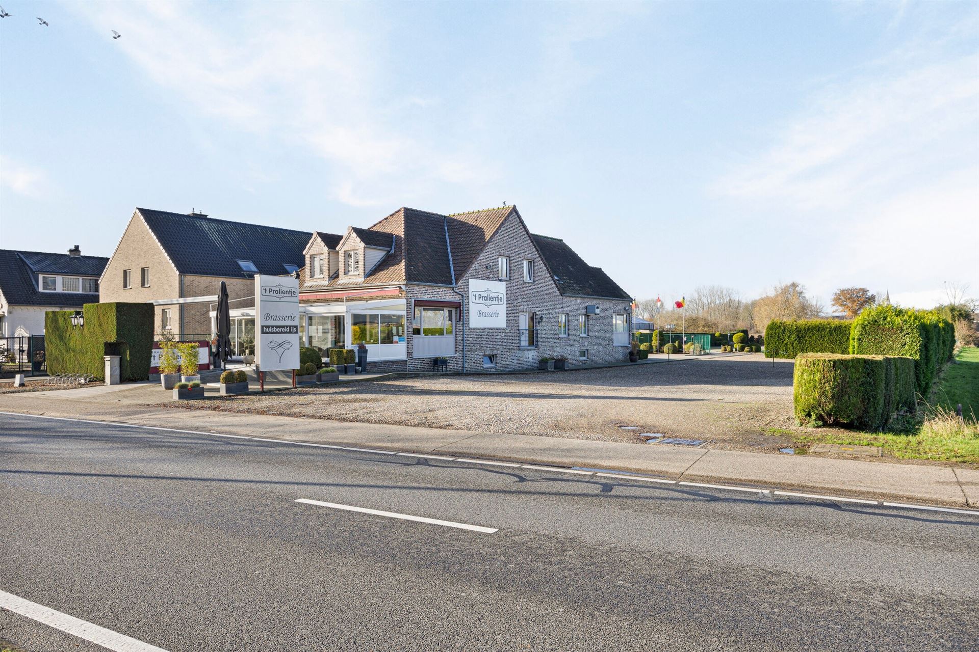 Commercieel bedrijfspand met woonst langs de Rijksweg in Maasmechelen, met hoge visibiliteit, parkeermogelijkheden en veelzijdig commercieel potentieel! - foto 3