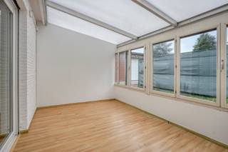 <p><span>In de gemeente Grimbergen, gekend als de Parel van Brabant, vinden we dit bijzonder ruim appartement in deze kleine residentie van slechts 3 appartementen (geen syndic kosten).</span></p>
<p><span>De bijzonder gunstige ligging in de rustige, groene gordel rond Brussel vormt een enorme troef. Deze residentiële ligging met vlotte verbindingen naar alle verbindingswegen, openbaar vervoer, scholen, winkels en ontspanning resulteren in een optimale mobiliteitsscore van 8,5/10.<br />In de omgeving zijn er prachtige wandel- en fietsroutes, het natuurgebied de Maalbeekvallei, Domein 3 fonteinen, sport- en cultuurcentra,...<br /><br />Door de goede ligging met uitstekende verbinding met invalswegen, winkels, scholen etc… en de lage lasten is dit ook interessant als investering. <br /></span></p>
<p><span>Het appartement is gelegen in het centrum van Grimbergen, nabij handelsaars, scholen, invalswegen, openbaar vervoer en het Prinsenbos. <br /><br /></span></p>