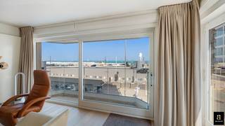 Prachtig gerenoveerd hoek appartement met veel lichtinval en subliem zeezicht op het Rubensplein.<br />Via de inkomhal met praktische vestiaire en gastentoilet komt u in de ruime woonkamer die baadt in het licht en een prachtig zicht biedt op zee en het Rubensplein. Een mooi terras dat uitkijkt op zee en het reilen en zeilen van het gekende Rubensplein geeft u een perfect vakantiegevoel.<br />De half open keuken is volledig uitgerust met hoogwaardige materialen en toestellen.<br />Het appartement heeft verder 3 volwaardige slaapkamers, waarvan één als bureel is ingericht, een wasplaats en 2 mooie badkamers. Kelder in het gebouw.<br />Mogelijkheid tot aankoop van een zeer ruime garagebox op 50 meter van het appartement. Een tweede garagebox kan ook erbij aangekocht worden.