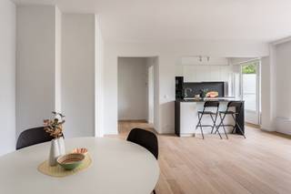 LiggingVolledig gerenoveerd 1-slaapkamerappartement op topligging aan de Fruithoflaan. Dankzij de centrale ligging bevinden winkels, openbaar...