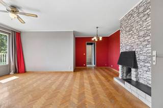 <p><b>ANDERLECHT</b>, in de wijk Bracops, vlak bij het Parc des Étangs: ontdek dit gezellige appartement van ± 70 m² op de 4e verdieping.</p>
<p>Het appartement valt op door zijn lichte uitstraling en zijn aangename buitenruimte. De gezellige woonkamer van ±26 m², met parketvloer en open haard, komt uit op een ruim terras van ±16 m², dat een echt verlengstuk vormt van de leefruimte. De ingerichte keuken vormt een harmonieuze aanvulling op het woongedeelte. Het slaapgedeelte bestaat uit twee slaapkamers van ±12,5 m² en ±9 m², een badkamer en een apart toilet. Een kelder maakt het pand compleet en biedt extra opbergruimte.</p>
<p>Een mooie kans in een groene woonomgeving, vlakbij voorzieningen en groenvoorzieningen.</p>
<p>EPB: D, 172 kWh/(m²/jaar)</p>
<p><u>Op de 4e verdieping:</u></p>
<ul>
<li>Hal</li>
<li>Woonkamer van ± 26 m² met open haard – Parketvloer</li>
<li>Ingerichte keuken van ± 7 m²</li>
<li>Terras van ± 16 m² op het oosten</li>
<li>Hal naar het slaapgedeelte</li>
<li>Aparte wc</li>
<li>Slaapkamer 1 van ± 12,5 m² – Linoleum</li>
<li>Slaapkamer 2 van ± 9 m² – Linoleum</li>
<li>Badkamer (bad, wastafel)</li>
</ul>
<p>Kelder op niveau -1</p>
<p>Raming servicekosten : 248 €/maand – Gemeenschappelijke kosten, warm water, koud water en verwarming</p>
<p>Reservefonds: 20 €/maand</p>