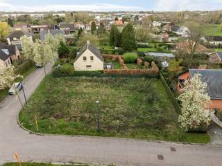 Zeer rustig en residentieel gelegen bouwgrond van 665m2 op TOPLOCATIE in Kontich-Kazerne!  Deze grond bevindt zich in een doodlopende straat, in...