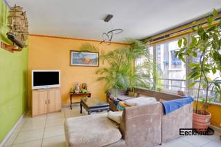 Dit moderne appartement bevindt zich op de tweede verdieping van de kleine, doch standingvolle residentie 'Muscadet' te Oostende. In deze residentie is er slechts één appartement per verdieping. Het gebouw is gelegen in een rustige straat in het centrum van Oostende, vlakbij het strand, winkels en openbaar vervoer (tram- en bushaltes). Het station bevindt zich op amper 5 minuten wandelen.<br />Indeling: inkomhal met plaats voor vestiairekast, apart gastentoilet met lavabo, grote woonkamer, halfopen keuken voorzien van alle toestellen en veel kastruimte, nachthal, 2 zeer ruime slaapkamers (12m² + 16 m²) waarvan één met terras, en grote badkamer met dubbel lavabomeubel, ligbad en douche.<br />Het appartement is energiezuinig (EPC-label B) en de elektriciteit is conform!<br />In het gebouw is er een gemeenschappelijke fietsenberging aanwezig!<br />Het appartement is momenteel verhuurd aan een vaste (goede) huurder en is dus ideaal als investering!