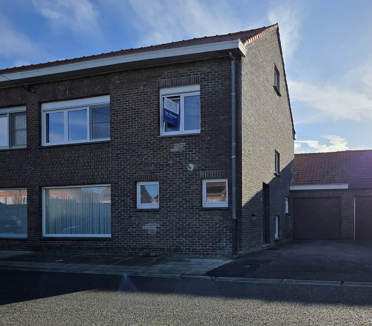 Stevige woning met betonstructuur te koop in Kuurne, eerste verdiep al volledig gerenoveerd - foto 2