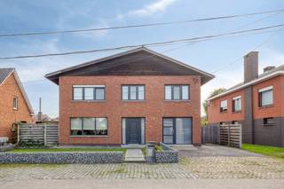 Op een uitstekende locatie vlakbij centrum Itegem, bevindt zich deze verrassend ruime gezinswoning met 4 slaapkamers en buitenzwembad.<br /> <br />Deze vrijstaande woning is gelegen in een rustige, kindvriendelijke straat op wandelafstand van centrum Itegem wat ervoor zorgt dat winkels, scholen en openbaar vervoer binnen handbereik zijn. Het provinciaal groendomein 'de Averegten', bevindt zich vlakbij. <br /><br />We betreden de woning langs de inkomhal dewelke op haar beurt toegang geeft tot de bovenverdieping alsook tot de ruime leefruimte voorzien van eetplaats en zithoek. Aansluitend treffen we de ingerichte keuken voorzien van hedendaagse toestellen en voldoende kastruimte. Verder is er op het gelijkvloers een gastentoilet, berging/wasplaats alsook polyvalente ruimte met aparte inkom, ideaal voor kleine zelfstandigen of hobbyisten.<br /><br />Terug in de inkomhal leidt de trap ons tot de 1 ste verdieping. Hier biedt de overloop toegang tot 4 gunstige slaapkamers en badkamer. De overloop geeft connectie tot de bergzolder via schuiftrap.<br /><br />Tot slot geniet de woning een prachtige veranda waar het heerlijk vertoeven is, een verwarmd buitenzwembad en zeer ruime tuinberging, ideaal als extra opbergruimte.<br /><br />Bijzonderheden: residentiële buurt, EPC label D, conform elektriciteitsattest, 18 zonnepanelen,…<br /><br />Charmante eengezinswoning vlakbij centrum Itegem dat zeer zeker uw bezoek waard is.