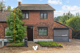 <p><span>Te renoveren HOB met 3 slaapkamers gelegen op een perceel 2a19ca te Beverlo.</span></p><p><span> </span></p><p><span>Belangrijkste troeven: </span></p><p><span>- Centrale ligging</span></p><p><span>- Te renoveren</span></p><p><span>- 3 slaapkamers waarvan 1 kinderkamer</span></p><p><span>- Inpandige garage</span></p><p><span>- Rolluiken</span></p><p><span> </span></p><p><span>Bekijk zeker ook de foto's en de grondplannen met de afmetingen. Zo krijgt u van thuis uit al een perfect beeld van wat deze woning te bieden heeft!</span></p><p><span> </span></p><p><span>Wenst u meer info of een vrijblijvende bezichtiging, contacteer dan ons kantoor op het nummer 011 85 15 15 en wij helpen u graag verder. </span></p>
