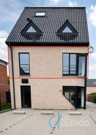 <p>Dit charmante en volledig gerenoveerde appartement bevindt zich op de eerste verdieping van een kleinschalige residentie. Op een boogscheut van het bruisende centrum van Lochristi en op wandelafstand van de mooie Kasteeldreef.<br />Dankzij de grondige make-over is het pand volledig afgewerkt met kwalitatieve materialen en meteen instapklaar ( ook geschilderd en voorzien van verlichting).<br />Het pand is als volgt ingedeeld: een inkomhal, een afzonderlijk toilet, een ruime lichtrijke leefruimte, een tijdloze open keuken voorzien van alle moderne apparatuur, een berging, een hedendaagse badkamer (dubbele lavabo, inloopdouche), één royale slaapkamer en een tweede, kleine kamer die perfect dienst doet als logeerkamer, dressing of bureau. Er is bovendien een heerlijk terras (16m2) waar je in alle privacy kan ontspannen.<br />De huurder beschikt over een eigen private garage en een extra autostaanplaats. Met een gunstige EPC-score B is dit appartement niet alleen aantrekkelijk maar ook energiezuinig. Er wordt verwarmd en gekoeld dmv een warmtepomp.<br />De huurprijs is 1.150 euro inclusief gemeenschappelijke kosten.<br />Er is geen lift aanwezig!<br />Uw contactpersoon voor dit prachtig appartement is Leen De Clercq, afspraken kunnen via mail naar leen@vastgoed-dc.be worden vastgelegd.</p>