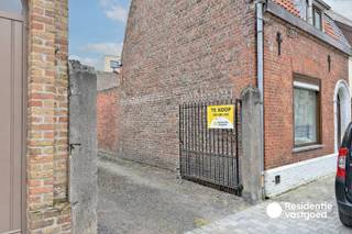 Afgesloten garage in centrum Diksmuide!<br /><br />Centrale ligging! Afgesloten garagebox te koop in het centrum van Diksmuide, op slechts enkele stappen van de Grote Markt. Perfect als veilige parkeerplaats of praktische opslagruimte, een slimme investering in hartje stad.<br /><br />Interesse? Maak dan nu je afspraak voor een bezoek ter plaatse<br /><br />Neem voorsprong met een vrijblijvende en gratis schatting van uw eigendom via:<br />http://www.residentievastgoed.be/gratisonlineschatten<br /><br />(Ref: DI00060)