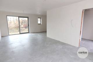 <p><span>NIEUWBOUWWONING MET 3 SLKS OP HET BEGIJNHOF</span></p><p><span>Aan de stadsrand van Sint-Truiden treffen wij op het Begijnhof vier unieke nieuwbouwwoningen aan. De locatie kunnen wij omschrijven als een uiterst rustige locatie met een rijke geschiedenis. Wij bevinden ons op wandelafstand van domein 't Speelhof, het stadspark, het bruisende stadscentrum van Sint-Truiden, diverse supermarkten, ... Ook openbaar vervoer en de belangrijke invalswegen richting Hasselt, Tienen en Gingelom bevinden zich nabij deze woningen.</span></p><p><span> </span></p><p><span>HISTORISCH KARAKTER MET DE LUXE VAN VANDAAG</span></p><p><span>Iedere woning beschikt over drie slaapkamers en zal hoogwaardig afgewerkt worden. Dit met oog voor duurzaamheid &amp; respect voor de historische omgeving. Zo kunnen toekomstige eigenaars genieten van zonnepanelen, vloerverwarming, regenwaterrecuperatie, … Dit alles zorgt ervoor dat men gedurende vijf jaar kan genieten van 50% vrijstelling op het kadastraal inkomen.</span></p><p><span> </span></p><p><span>GENIET VAN 6% BTW, nu ook voor INVESTEERDERS</span></p><p><span>Mogelijkheid tot aankoop aan het verlaagde btw-tarief van 6% in plaats van 21% btw. </span></p><p><span>Voorwaarden:  </span></p><p><span> </span></p><p><span>Eigen bewoning:</span></p><p><span>* Je koopt de woning persoonlijk aan, niet via een vennootschap</span></p><p><span>* Dit wordt je enige eigen woonst gedurende minstens 5 jaar.</span></p><p><span>* De bewoonbare oppervlakte bedraagt maximaal 175m²</span></p><p><span> </span></p><p><span>Investeerders: Ook investeerders genieten van 6% btw bij de aankoop van een onroerend goed als men deze langdurig (minstens 15 jaar) verhuurd aan particulieren. </span></p><p><span><br /></span><span>WONEN IN EEN UNIEKE SETTING WAAR VERLEDEN &amp; TOEKOMST ELKAAR ONTMOETEN</span><span><br />Nieuwsgierig naar dit knap nieuwbouwproject? Maak snel een afspraak of vraag maar informatie aan bij één van de medewerkers van Canius Real Estate. U kan ons bereiken op het nummer 011 74 12 36 of <span>info@canius.be</span></span><span>.</span></p><p><span> </span></p><p><span>*Deze gegevens zijn louter ter informatieve titel. De vermelde oppervlaktes zijn slechts indicatie. Canius Real Estate kan niet verantwoordelijk gesteld worden voor de juistheid van de aan haar verstrekte gegevens.</span></p><p><span> </span></p>