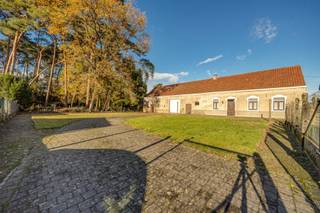 GELIJKVLOERSLeefruimte 14 m2 op tegel met kachel. Keuken 24 m2 op tegel met gaskookplaat en spoelbak. Wasplaats 10 m2 op linoleum met enkele lavabo...