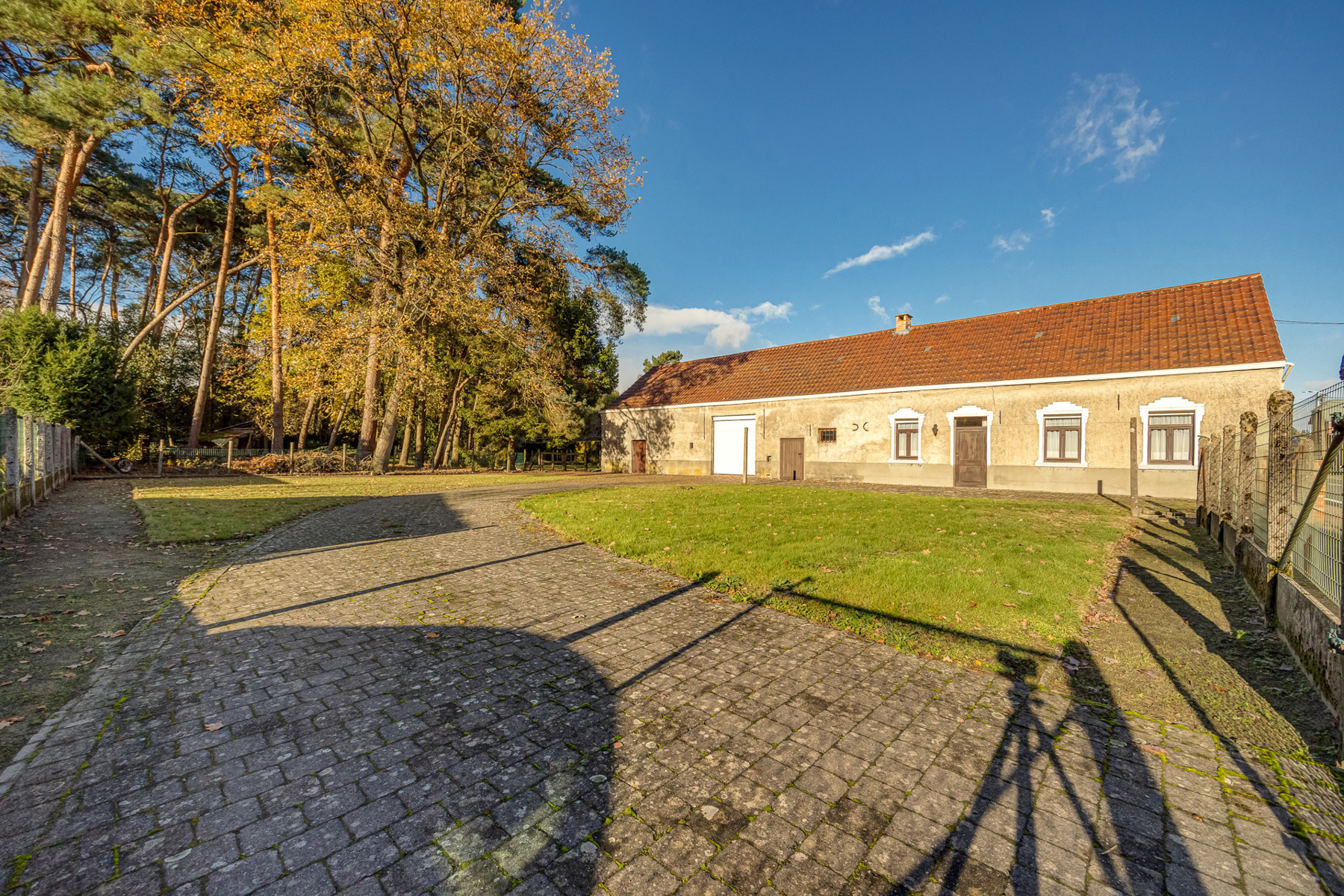 VOLLEDIG TE RENOVEREN HOEVE OP RUIM PERCEEL VAN 2156 M² - foto 1