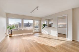 In een rustige straat, nabij het stadscentrum van Diksmuide, stellen we dit gezellige en instapklare tweeslaapkamerappartement aan u voor...