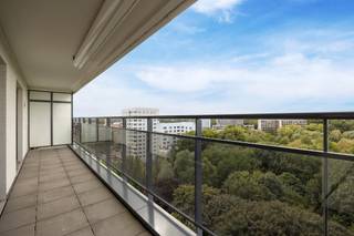 <span>U kan de volledige beschrijving, alle foto's, het EPC en het grondplan terugvinden op onze website: www.reds.be</span><br /><br /><span>We vinden dit unieke appartement terug op het Rucaplein te Wilrijk. In de nabijheid van alle dagdagelijkse voorzieningen en invalswegen (oa de E19).</span><br /><br /><span>We betreden het gebouw via de royale inkomhal, het dak van het gebouw is volledig vernieuwd en voldoet aan de energiedoelstelling. Alsook de volledige gevel is recent geschilderd geweest. Het appartement bevindt zich op de 11de verdieping waardoor u geniet van een fenomenaal uitzicht.</span><br /><br /><span>In 2020 zijn er een aantal zaken geoptimaliseerd: alle ramen zijn vernieuwd (aluminium hoogrendementsbeglazing), het terras is vernieuwd en de verticale zonnewering is vernieuwd.</span><br /><br /><span>Indeling: ruime inkomhal, leefruimte, keuken, gastentoilet, nachthal, 2 badkamers en 3 ruime slaapkamers. Grenzend aan de leefruimte en de keuken treffen we het west-georiënteerde terras aan. Zowel vanuit de leefruimte, de keuken als vanop het terras geniet u van een geweldig zicht oa op het Nachtengalenpark. </span><br /><br /><span>Bijkomend is er in de kelder een extra bergruimte aanwezig. Ondergronds dient verplicht een staanplaats mee aangekocht te worden ter waarde van 20.000 euro. Op het gelijkvloers is een gemeenschappelijke inpandige fietsenstalling aanwezig. </span><br /><br /><span>Troeven:<br /></span><br /><span>- 3 grote slaapkamers</span><br /><span>- 153 m2 + terras</span><br /><span>- Zeer goed EPC (112 kWh/m2 jaar), alle ramen reeds vernieuwd met HR aluminium<br /></span>- Volledig asbestveilig<br />- Fantastisch uitzicht<br />- Zeer goed onderhouden gebouw<br /><br /><span>Bent u op zoek naar een ruim appartement met mogelijkheden? Aarzel niet en maak een afspraak met Jakob op jakob@reds.be of op 0483 488 249</span>