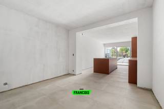 In het centrum van Scheldewindeke, stellen wij jullie deze volledig gerenoveerde (2025) woning voor. Deze woning geniet van de laatste...