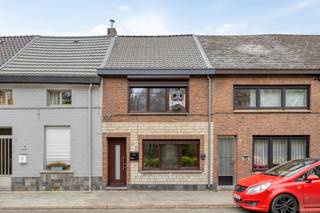 Ontdek deze gerenoveerde woning in Boom, gelegen op een gegeerde locatie in de nabijheid van Tomorrowland – een unieke troef die zorgt voor een levendige en dynamische omgeving.<br />De woning werd recent vernieuwd en combineert hedendaags wooncomfort. De lichtrijke leefruimte vormt het kloppend hart van de woning en vloeit harmonieus over in de functioneel ingerichte keuken, een badkamer met inloopdouche en een aparte wasplaats. Aansluitend bevindt zich een gezellige, onderhoudsvriendelijke kleine stadskoer.<br />Op de verdiepingen beschikt de woning over drie slaapkamers, perfect voor gezinnen of wie extra ruimte wenst voor een bureau of hobbykamer.<br />Ook op technisch vlak biedt deze woning volledige gemoedsrust: ze is asbestvrij en voorzien van een conforme elektriciteitsinstallatie, waardoor u zonder zorgen kan intrekken.<br />Een instapklare en kwalitatief gerenoveerde woning op een sterke locatie – ideaal als gezinswoning of slimme investering. Mis deze kans niet!