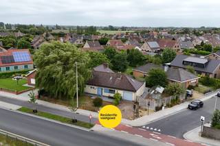 Deze ruime bungalow in Oudenburg geniet van een uitstekende ligging, op wandelafstand van het centrum en vlak bij de vaart, waar rust en groen samenkomen.<br />Gezien het een bungalow betreft, bevinden alle ruimtes zich op het gelijkvloers, wat zorgt voor optimaal wooncomfort en een vlotte toegankelijkheid ook voor de toekomst.<br /><br />Verder beschikt de woning over een inpandige garage, een ruime oprit en een zonnige, mooi georiënteerde tuin met tal van mogelijkheden voor ontspanning, spelende kinderen of tuinliefhebbers.<br /><br />Het geïsoleerde dak en het gunstige EPC (292 kWh/m²) vormen een sterke basis op energetisch vlak. De zolder zal je verrassen gezien hier echt een volwaardig verdiep kan in ondergebracht worden, alsook beschikt de woning op het gelijkvloers al over 3 slaapkamers.<br /><br />Een ideale gezinswoning voor wie op zoek is naar ruimte, comfort en een centrale ligging in Oudenburg. Voel je je geroepen om een kijkje te komen nemen in deze ruime bungalow aarzel niet ons te contacteren.
