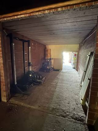 OPSLAGRUIMTE VAN CA 125 M²<br /><br />Opslagruimte rechts vooraan met ingang aan Olmsebaan. <br />Autostaanplaats, gelegen voor de opslagruimte, mee inbegrepen. <br /><br />BIJZONDERHEDEN<br />Betonnen vloer<br />Makkelijk bereikbaar<br />Onmiddellijk beschikbaar