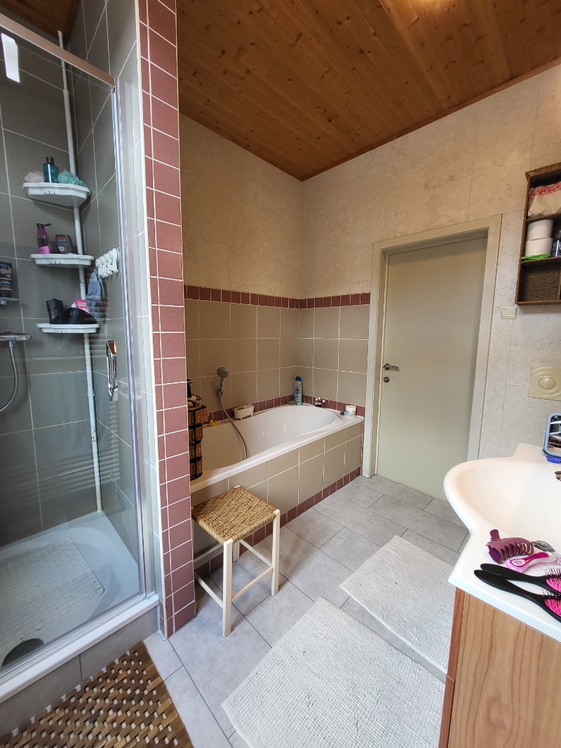 Vernieuwde 4-slaapkamerwoning met ruim TERRAS te huur in Brugge - foto 5