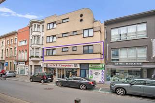 Dit aangenaam appartement (ca 110m2 bewoonbare oppervlakte) op de eerste verdieping biedt een praktische indeling en een zonnig terras van ca. 20 m². Het appartement bestaat uit een inkomhal, lichtrijke leefruimte, keuken, badkamer, afzonderlijk toilet, berging en twee slaapkamers.<br /><br />Dankzij de zeer centrale en gunstige ligging bevinden winkels, scholen en openbaar vervoer zich op wandelafstand.<br /><br />Het appartement is op te frissen, maar biedt tal van mogelijkheden voor wie op zoek is naar een betaalbare woonst of interessante investering op een centrale ligging.