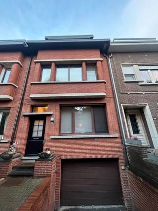 <p>Op zoek naar een ruime gezinswoning in een aangename, groene straat? Deze instapklare woning combineert een praktische indeling met heel wat recente vernieuwingen.</p><p>Via de hal gaat u naar een ruime eetkamer en woonkamer, die naadloos overgaan in een volledig uitgeruste keuken met recent vernieuwde toestellen (vaatwasser, oven en koelkast). Aansluitend vindt u een gezellige eethoek, momenteel ingericht als speelruimte, die baadt in het licht door de recent vernieuwde koepel.</p><p>Via de deur bereikt u het verhoogd terras, met zicht op een tweede terras, tuin en tuinhuis (dat voorzien is van licht en stopcontact), ideaal voor lange zomeravonden.</p><p>Op de eerste verdieping treft u een volledig vernieuwde badkamer (2024) aan voorzien van bad, douche, toilet en dubbele lavabo. Alsook 2 ruime slaapkamers en een op maat gemaakt bureau.</p><p>Op de tweede verdieping vind je nog twee slaapkamers (met bergruimte) en een aparte douchekamer. Via de hal bovenaan is de ruime bergzolder bereikbaar, die voorzien is van een dakraam.</p><p>De kelderverdieping herbergt de garage en een ruime bergruimte met plaats voor wasmachine, droogkast, wasrek, diepvriezer en extra opbergcomfort voor het hele gezin. Via de garage kan u onder de woning doorlopen tot in de tuin.</p><p>Deze woning is, op enkele kamers na, volledig voorzien van rolluiken. Daarnaast werd het de afgelopen jaren zorgvuldig geüpdatet: recente zonnepanelen en airconditioning (2025) en een vernieuwde voor- en achterdeur. Dit alles zorgt voor comfort en energiezuinigheid het hele jaar door.</p><p>Een woning waar het gezellig vertoeven is, maar waar je ook in alle rust kan werken en kan ontspannen wanneer het werk erop zit.</p><p>Bezichtigingen mogelijk op afspraak.</p>