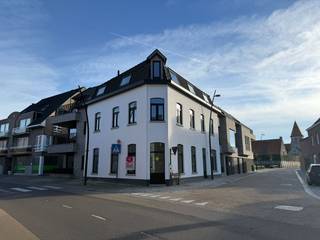 Dit lichtrijk nieuwbouwappartement is gelegen in residentie Rembrandt op centrale ligging in Wielsbeke. Het afgewerkt appartement geniet van 2 kamers, een totale woonoppervlakte van ca. 128m² en terras van ca. 7m². INDELINGInkom - berging - lichtrijke leefruimte met zithoek en eethoek - open keuken (oven, vaatwas, kookplaten, frigo) - berging bij keuken - nachthal - apart toilet - slaapkamer 1 - slaapkamer 2 - badkamer (douche, bad en dubbele lavabo) - terrasTROEVEN- Energiezuinig- Centrale ligging- Kleinschalig gebouw- Aangename terrassen - Openbare parking naast het gebouw- Gemeenschappelijke fietsenberging- Mogelijkheid aankoop garage en/of bergingMogelijkheid om aan te kopen onder 6% btw!