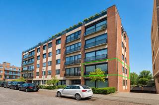 Dit stijlvol gerenoveerde appartement met een bewoonbare oppervlakte van ca. 110 m² is centraal, doch rustig gelegen in Schoten. Gelegen in een goed onderhouden gebouw met lift, combineert dit appartement comfort, ruimte en een hoogwaardige afwerking.<br /><br /><strong>Indeling: </strong>Via de ruime inkomhal met ingemaakte vestiairekast en apart gastentoilet (met handenwasser) betreedt u het appartement.<br /><br />Achter een elegante glazen deur bevindt zich de riante en lichtrijke woonkamer, afgewerkt met een keramische parketvloer, die zorgt voor een warme en tijdloze uitstraling.<br />De open leefkeuken is hyper-geïnstalleerd en voorzien van kwaliteitsvolle toestellen van AEG en Novy, waaronder een vaatwasser, zelfreinigende oven, koelkast, diepvriezer, inductiekookplaat en dampkap.<br /><br />De badkamer is ruim en stijlvol ingericht met een inloopdouche en een lavabomeubel met spiegelkast.<br /><br />Verder beschikt het appartement over twee volwaardige slaapkamers, eveneens afgewerkt met een doorlopende keramische parketvloer. Achteraan bevindt zich een terras aan de tweede slaapkamer, terwijl u vooraan geniet van een balkon aan de woonkamer.<br /><br />Tot slot is er een privatieve kelderberging en een ondergrondse garage welke verplicht erbij aan te kopen is voor € 27.000.<br /><br /><strong>Bijzonderheden: </strong>Volledig en stijlvol gerenoveerd (2019) - Nieuwe ramen met vliegenramen - Centrale, doch rustige ligging - Goed onderhouden gebouw met lift - Ruim en lichtrijk appartement - <br />Bew. opp. volgens EPC
