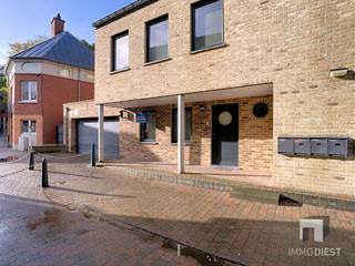 <p>Charmant en verzorgd  gelijkvloers appartement gelegen in Diest met twee slaapkamers en een praktische, hedendaagse indeling. De ruime leefruimte ontvangt veel daglicht via grote ramen en schuifraam die uitgeven op een aangename buitenruimte voor gezellige buitenmomenten. De open keuken is volledig uitgerust met elektrische kookplaat, afzuigkap en vaatwasser, en biedt voldoende berging naast een gezellige ontbijthoek.<br />De twee slaapkamers zijn flexibel in te richten als slaap- of studeerkamers. De nette badkamer heeft een ligbad met douche, dubbele wastafel en handdoekenradiator, aangevuld met voldoende opbergruimte. De afwerking is neutraal en onderhoudsvriendelijk, met warme vloeren en smaakvolle details. garage inbegrepen.<br />Kortom, een moderne, praktische woning met aantrekkelijke ruimtes, veel licht en een fijne buitenruimte in een rustige buurt. Neem snel contact op voor een bezichtiging en ontdek de potentie van dit pand.<br />Huurprijs € 920 &amp; gemeenschappelijke kosten € 70.<br />Neem vandaag nog contact op voor een bezichtiging! <br />Vul de kandidaatstelling in op ImmoDiest.be (onder te huur -&gt; De Bleek 2, 3290 Diest -&gt; Oranje knop 'vraag uw bezoek aan').<br />Van zodra wij deze informatie ontvangen hebben, nemen wij contact met u op.</p>