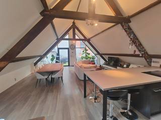 In het hart van Ardooie vind je dit eigentijdse appartement met een verrassende indeling. Via het zonnig terras kom je rechtstreeks binnen in de lichtrijke woonkamer met open, volledig ingerichte keuken.<br />Op de benedenverdieping bevindt zich de ruime slaapkamer, een stijlvolle badkamer met zowel ligbad als douche, een dressing en een apart toilet. De garage met automatische kantelpoort is inbegrepen in de prijs. <br />Wie extra parkeerruimte wenst, kan optioneel ook een carport huren.<br /><br />Het appartement is beschikbaar vanaf 1 december. De huurprijs is exclusief €100 syndickosten.<br /><br />Geïnteresseerd? Neem gerust contact op voor meer info of een bezoek.