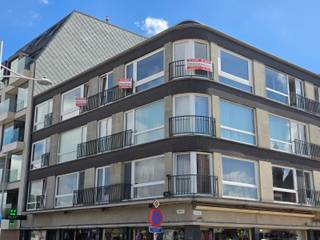 Dit appartement is gelegen in het centrum van Bredene Duinen met prachtig open zicht<br />op de duinen en Bredene Centrum.<br /><br />Gelegen op de 3° verdieping in het gebouw - geen lift aanwezig.<br /><br />Bewoonbare oppervlakte van 70m²<br /><br />Indeling: <br />Inkomhal met een apart toilet en een aparte douchecel.<br /><br />Een ruime en lichtrijke woonkamer met open zicht op de duinen en Duinenplein,<br />een open ingerichte keukenblok met eetplaats.<br />1 ruime slaapkamer voorzien met een lavabomeubel. <br /><br /><br />Troeven:<br />Zeer lichtrijk en gelegen aan de zuid zijde van het gebouw <br />Lage algemene gemeenschappelijke lasten<br />Laag KI 490 euro <br />ideaal als vakantie appartement of voor jonge starter <br /><br />Overal pvc ramen met dubbel glas. Verwarming met accumulatie.<br /><br />Het appartement heeft een opknapbeurt nodig.<br /><br /><strong>EPC waarde op heden 1073 = Label F maar er werden reeds dakwerken uitgevoerd<br />met isolatie en vernieuwd waardoor het epc een veel lagere score zal hebben.<br />Het nieuwe epc van de gemene delen is aangevraagd en waarbij het appartement<br />niet meer zal vallen onder de renovatie plicht en een betere epc score zal hebben. </strong><br /><br />Vraagprijs 185.000 euro<br /><br />Mis deze kans niet en plan snel uw afspraak <br /><br />