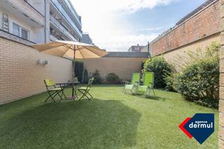 Instapklaar gelijkvloers appartement met zonovergoten tuin en veranda met twee volwaardige slaapkamers en twee badkamers die de mogelijkheden heeft om te douchen of te genieten van een bad. De echte troef? De zonnige tuin met een veranda die alleen maar zorgt voor rust– een heerlijke overgang tussen binnen en buiten, perfect in elk seizoen. Of je nu op zoek bent naar een eerste woning, een zorgeloze investering of een comfortabele thuis: dit appartement combineert ruimte, licht en een uitstekende ligging.<br /> 