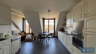 <p><span>Dit lichte en goed ingedeelde appartement ligt in het hart van Wemmel, aan de Markt, en zal u bekoren door zijn uitstekende ligging en zijn comfort. </span></p><p><span> </span></p><p><span>Het bestaat uit een gezellige inkomhal, een apart toilet, een ruime woonkamer met eethoek en een volledig uitgeruste keuken.</span></p><p><span>U beschikt ook over een praktische bijkeuken voor opslag en huishoudelijke taken.</span></p><p><span> </span></p><p><span>Het slaapgedeelte omvat twee slaapkamers met inbouwkasten en een badkamer met toilet.</span></p><p><span> </span></p><p><span>Garage: Mogelijkheid om een garagebox te huren voor 100  extra per maand.</span></p><p><span> </span></p><p><span>Neem voor meer informatie of om een bezichtiging te plannen contact met ons op via 02/460.42.01 of info@square-estate.be</span></p>